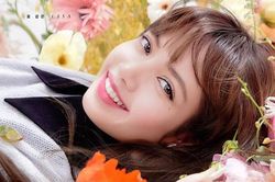 Lisa bị chê bóp mặt quá đà, Jennie trang điểm nữ tính trên bìa tạp chí