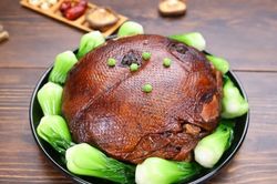 Bí quyết làm món vịt bọc xôi hấp lá sen cho lễ Tết