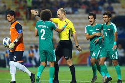 Cầu thủ U23 Iraq phản ứng vì trọng tài cho Thái Lan hưởng penalty