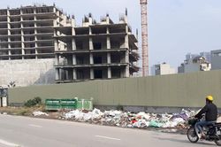 Thùng bỏ không - rác ngập hè phố!