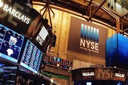 S&P 500 lập kỷ lục, cổ phiếu châu Á tăng điểm sau khi Mỹ loại Trung Quốc khỏi danh sách thao túng tiền tệ