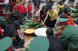 'Gói bánh chưng xanh cùng người nghèo ăn Tết'