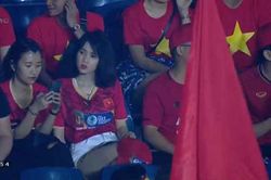 Nữ CĐV trên khán đài của U23 Việt Nam khiến CĐM thao thức