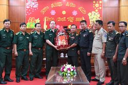 Lực lượng vũ trang 3 tỉnh Campuchia chúc tết BĐBP Bình Phước