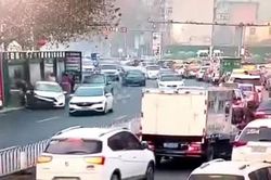 Ô tô 'điên' lao thẳng vào trạm chờ xe buýt khiến 4 người bị thương
