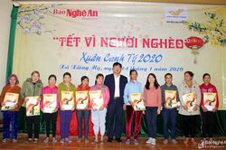 Báo Nghệ An và Bưu điện tỉnh trao quà Tết đến người nghèo xã Xiêng My