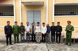 Nghệ An: Bắt 8 đối tượng cùng xóm rủ nhau đánh bạc
