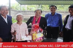 Chủ nhiệm UBKT Tỉnh ủy Nguyễn Thị Gái chúc tết, tặng quà các gia đình chính sách ở Đức Thọ