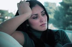 Đang làm việc thì mẹ chồng gọi điện, tôi trở về và bàng hoàng khi thấy bà đang ngồi trước mảnh vải trắng tinh đã được thắt trên cột nhà