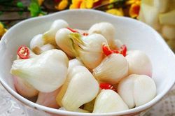 Cách muối hành chua ngon giòn mà không nổi váng