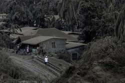Hơn 30 nghìn người di tản, Philippines tê liệt vì tro bụi núi lửa