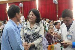 Phó Chủ tịch nước tặng quà Tết cho bệnh nhân ung thư
