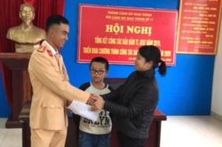 Cảnh sát giao thông tìm người thân của một học sinh đi lạc