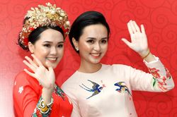 Bà xã Văn Quyết trẻ trung trong lễ ăn hỏi của em gái