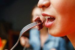 Chữ và nghĩa: Ăn vã và ăn dỗ mồi