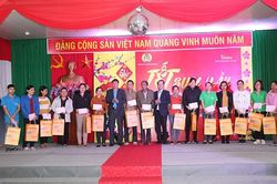 Trao quà Tết cho công nhân có hoàn cảnh khó khăn tại Nam Định