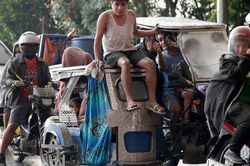 Philippines khốn đốn do núi lửa phun trào