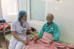 Mổ khối u nặng 1,5 kg trong bụng cụ bà 100 tuổi