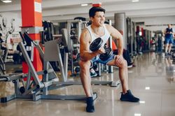 Chồng chăm chỉ lên mạng khoe thân, vợ vừa bực vừa lo