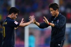 U23 Thái Lan vào tứ kết nhờ nước cờ mạo hiểm
