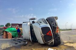 Xe container lật nhào khi ôm cua vòng xuyến