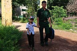 Nhìn dân khổ, bộ đội không đành lòng