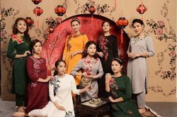 Lã Thanh Huyền cùng hội chị em nổi tiếng mặc áo dài chụp ảnh Tết