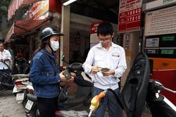 Sát Tết, giá xăng bất ngờ giảm nhẹ