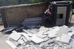 Xe tải đổ dốc mất phanh lật nghiêng, 2 người chết ở Quảng Nam