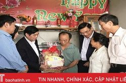 Phó Chủ tịch Thường trực UBND tỉnh Hà Tĩnh thăm, tặng quà gia đình chính sách ở Lộc Hà