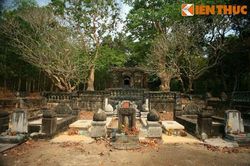 Khu mộ cổ hoang phế tuyệt đẹp trên đất Bình Dương