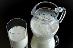 Tại sao bạn không nên uống sữa bò tươi nguyên chất?