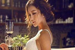 Chồng tỏ thái độ lạ khi nữ thư ký gửi ảnh bụng rạn chằng chịt của vợ