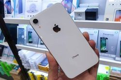 Bán iPhone XR tại Việt Nam: Kẻ 'giữ', người 'buông'