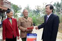 Phó Chủ tịch HĐND tỉnh Lê Trọng Khôi chúc tết các đơn vị, gia đình chính sách huyện Điện Biên