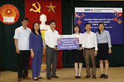 Các ngân hàng trao quà Tết cho người nghèo