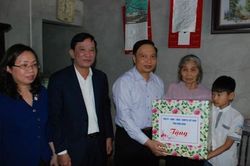 Đồng chí Phó Bí thư Thường trực Tỉnh ủy thăm, tặng quà Tết tại Nho Quan