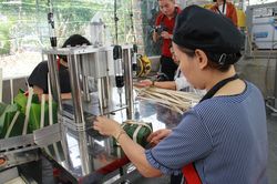 Cận cảnh quy trình sản xuất bánh chưng bằng máy ở TP.HCM