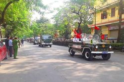 Trên mọi ngả đường đồng đội, người dân nghiêm cẩn tiễn biệt 3 Liệt sỹ Công an nhân dân trước giờ về với đất Mẹ