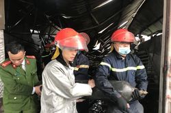 Cảnh sát phòng cháy lao vào biển lửa cứu tài sản