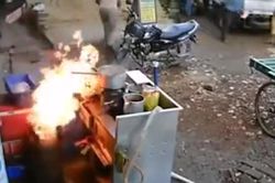 Bếp gas bất ngờ bùng phát lửa, dân làng dắt xe bỏ chạy tán loạn