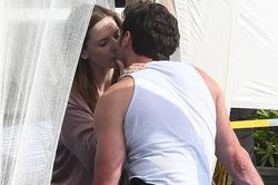Hugh Jackman hôn đả nữ 'Nhiệm vụ bất khả thi', nghi ngoại tình