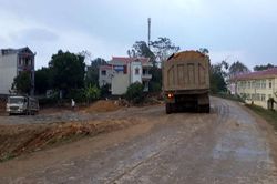 Ô nhiễm và mất an toàn vì xe chở đất