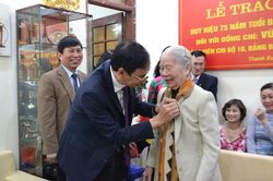 Phó Bí thư Thành ủy Đào Đức Toàn trao Huy hiệu Đảng cho đảng viên lão thành quận Thanh Xuân