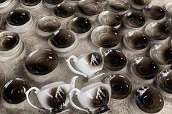 Xử phạt hộ kinh doanh in tên Chủ tịch nước, Thủ tướng Chính phủ lên sản phẩm gốm sứ