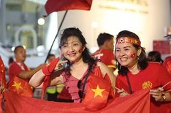 CĐV Việt Nam biến Rajamangala thành sân nhà của Việt Nam