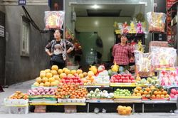 Người dân Thủ đô tất bật sắm lễ tiễn ông Công, ông Táo