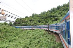 Tàu S3 trật bánh ở đèo Hải Vân