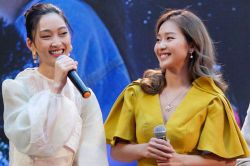 Khả Ngân gây chú ý với nhan sắc rực rỡ, hát live ngẫu hứng với 'mỹ nữ The Voice'