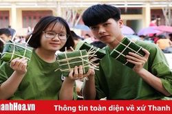 Trường THPT Dân tộc nội trú tỉnh Thanh Hóa: Gói bánh chưng tặng học sinh đón Tết